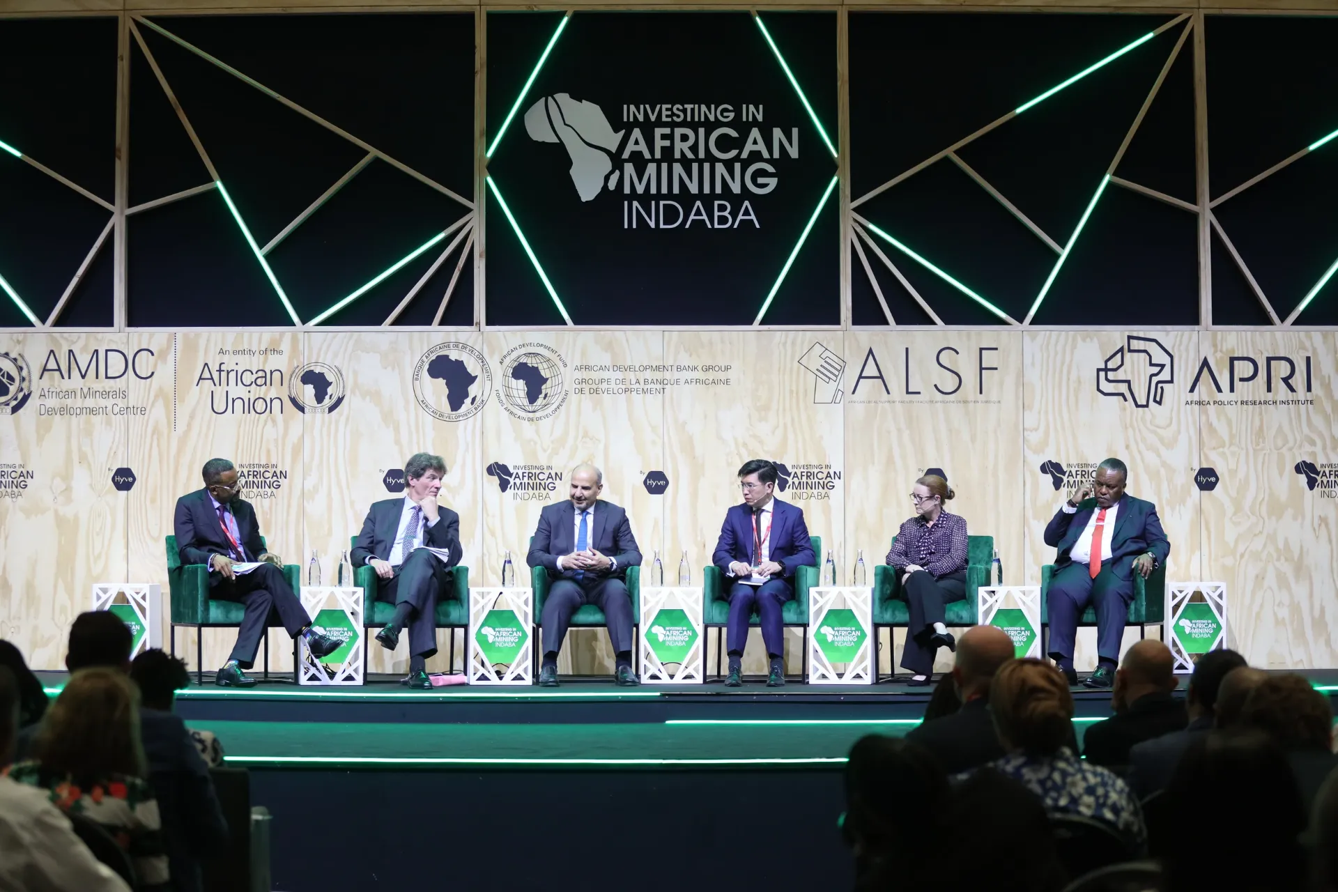 مشاركة الوزارة في معرض MINEXPO في جنوب أفريقيا (كيب تاون)
